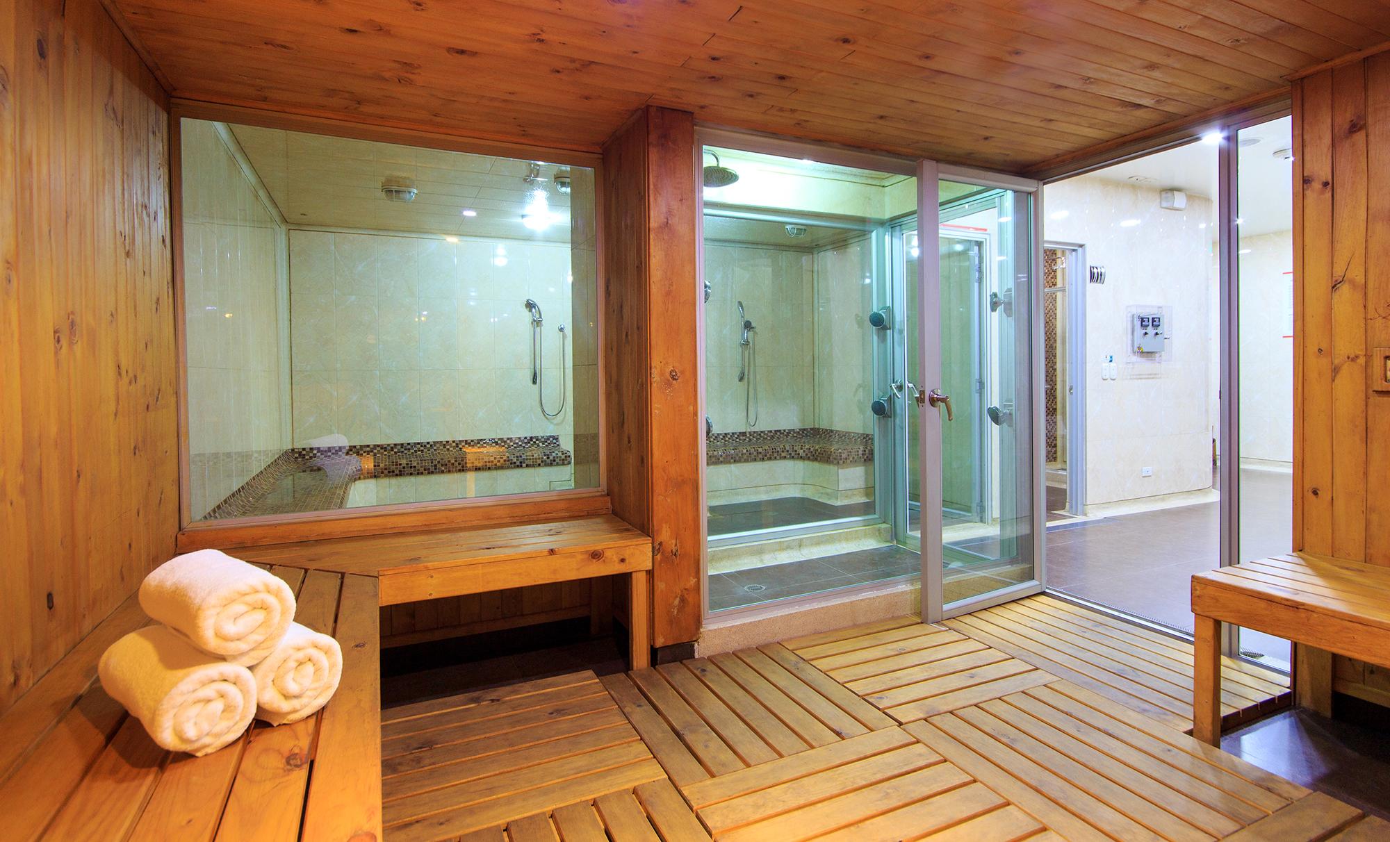 โรงแรมเตเกนดามา โบโกตา ภายนอก รูปภาพ The photo shows a spa or sauna area. There are wooden benches and a wooden floor, creating a warm and natural atmosphere. In the background, there are two glass-enclosed shower stalls. One area appears to have a small hot tub or relaxation pool. Neat
